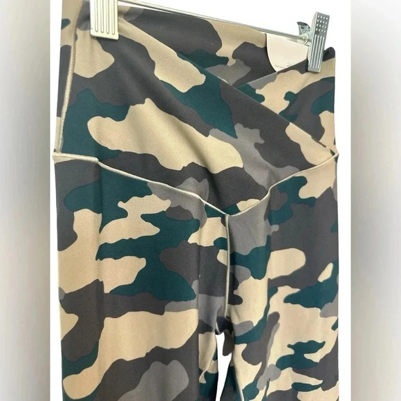 Offline by Aerie Real Me green camouflage 7/8 length hi rise leggings NWT - Picture 2 of 8
